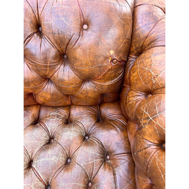 Vintage Tufted Chesterfield Leather Sofa Seating in English Traditional Style For Sale In New York - Image 6 of 12