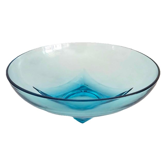 Offered is a vintage glass salad bowl in a lovely aquamarine color made by Hazel Atlas in the 1960s. This pattern,...