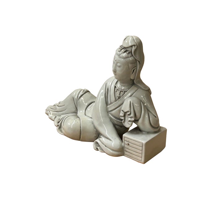 Off-white Chinese Vintage Finish Off White Porcelain Reclining Kwan Yin , Bodhisattva Statue For Sale - Image 8 of 13