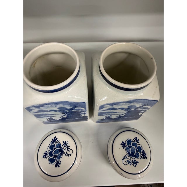 Traditional Vintage Hand-Painted Delft Blue Porcelain Jar Pair – Dutch Delft Blauw Lidded Canister For Sale - Image 3 of 5