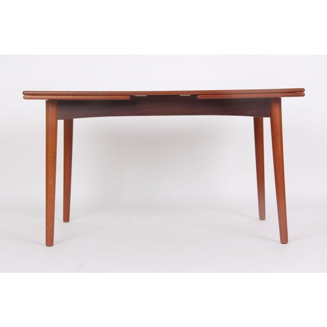 A beautiful teak dining table with an extendable leaf. The total length is up to 230 cm. The table has an elegant look...