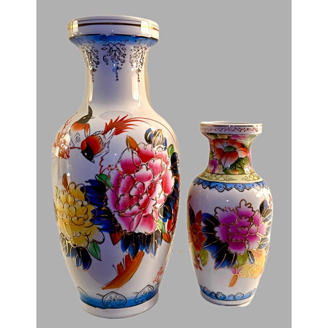 Pair of Hand-Painted Chinese Export Porcelain Vases – Mid-20th Century A complementary pair of mid-20th century Chinese...