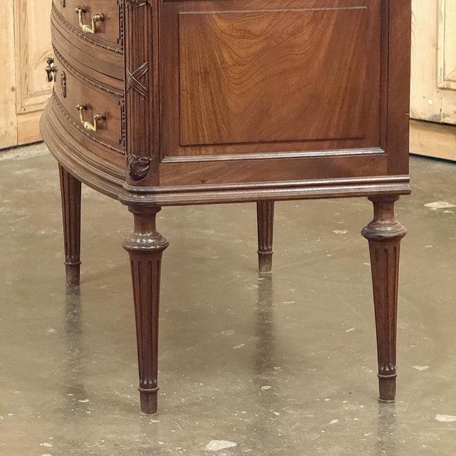 19th Century French Louis XVI Walnut Commode For Sale - Image 15 of 18
