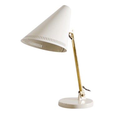 Finnish Mid-Century 9222 Desk or Table Lamp in White Lacquered Metal and Brass by Paavo Tynell, 1940s For Sale
