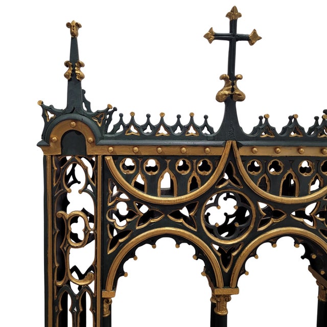 Neo-Gothic Oratory Altar, late 19th - early 20th century - Spain An extraordinary Neo-Gothic oratory altar with a candle...