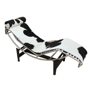 Le Corbusier Style Chaise- Lc4 Cowhide Chair For Sale