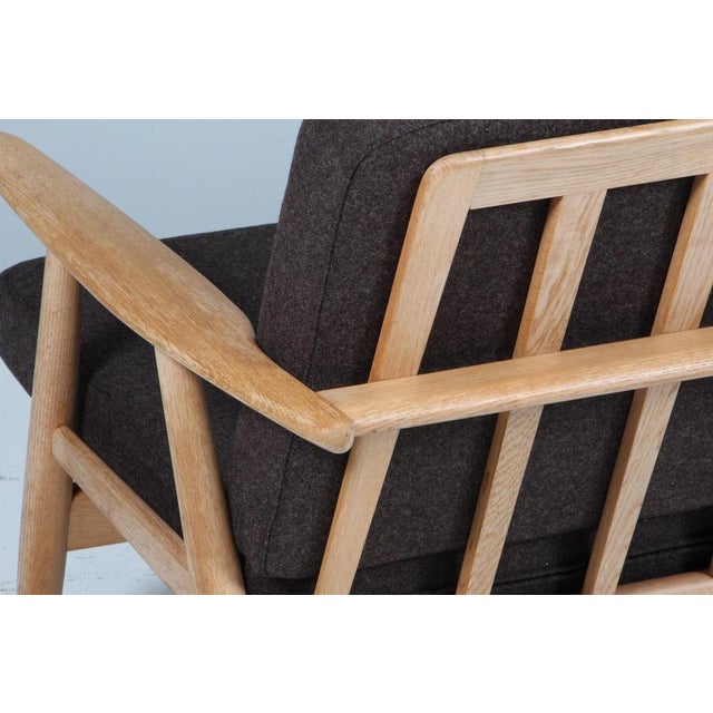 Three-Seat Sofa Model 240 in Oak & Wool attributed to Hans J. Wegner for Getama, 1970s For Sale - Image 9 of 10