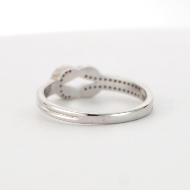 Metal 18k White Gold Knot Ring With Round White Diamonds Size 7 For Sale - Image 7 of 18