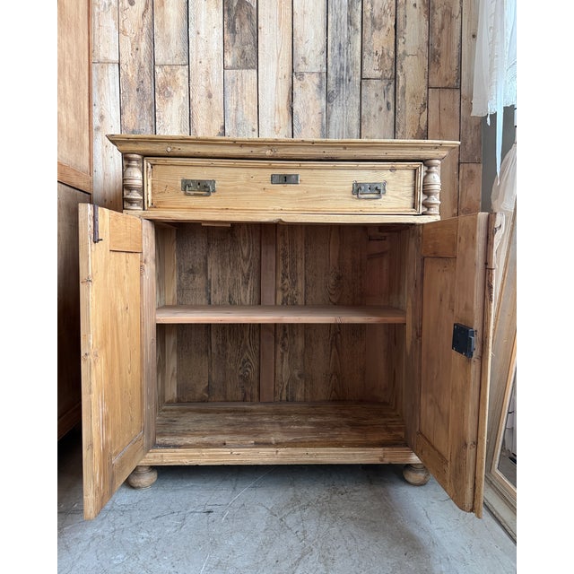 This small antique solid pine sideboard embodies the simple and authentic charm of antique furniture. With its clean lines...