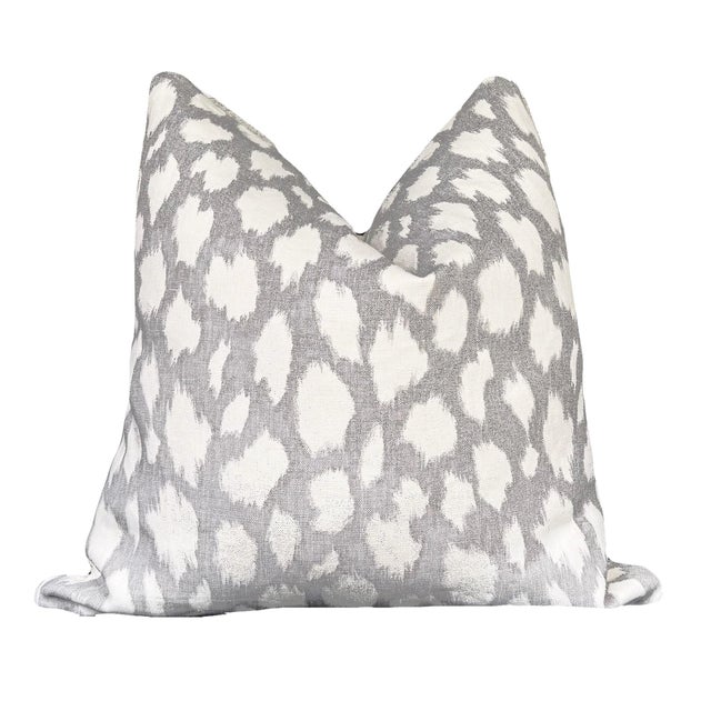 This painterly luxury linen by Kravet will star in any setting. The contemporary eye-catching design features light to...