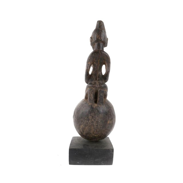African Early 20th Century Senufo Figural Ladle on Custom Base Côte d'Ivoire For Sale - Image 3 of 5