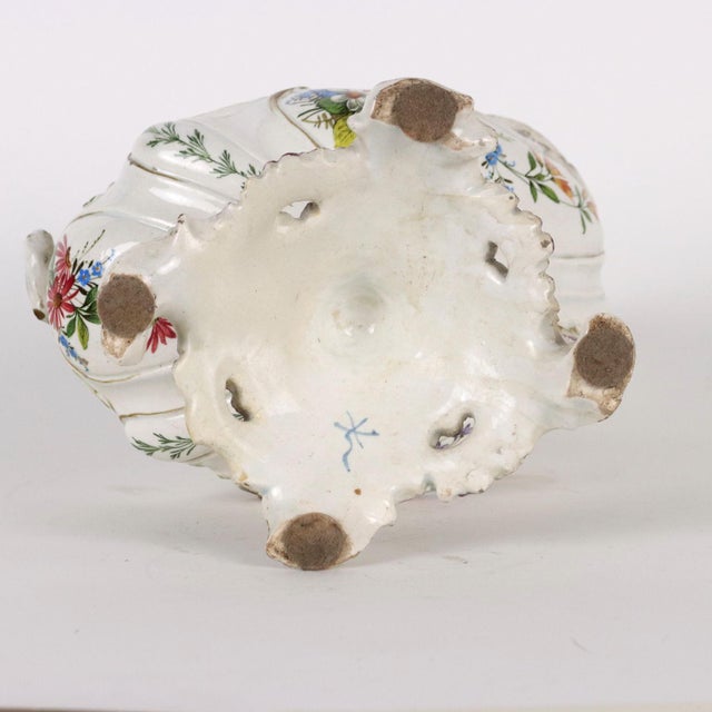 White First Half 19th Century Majolica Leaf Shaped Centerpiece For Sale - Image 8 of 11