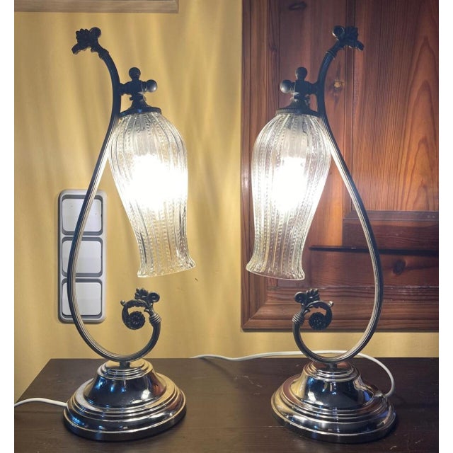 These vintage table lamps in silver and chrome are timeless pieces that combine a neoclassical design with a touch of...