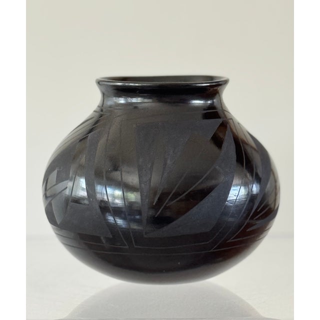 20th Century Mata Ortiz Black Earthenware Pot by Tomasa Mora For Sale - Image 4 of 11