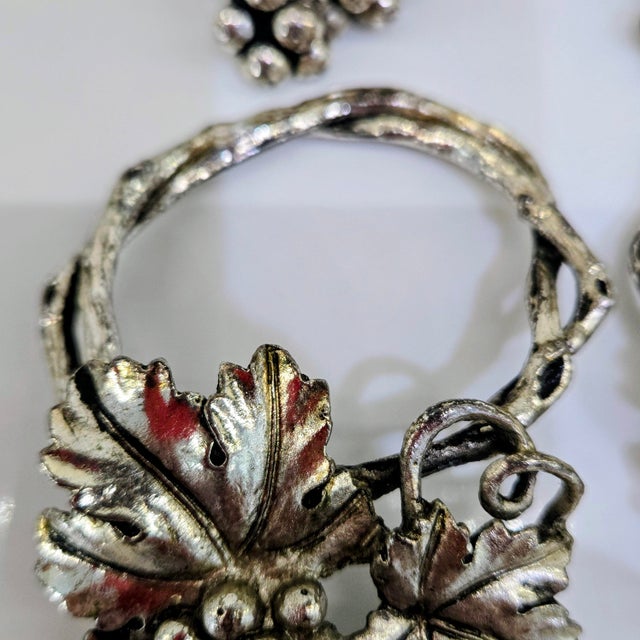 Arthur Court Set of 6 Vintage Arthur Court 1995 Grapevine Napkin Rings – Silver Tone Grape Leaf Vineyard Table Decor For Sale - Image 4 of 6