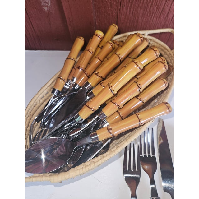Great set appears unused. 8 serated knives, 8 teaspoons, 8 soup spoons, 8 salad or dessert forks, 8 dinner forks! Charming...