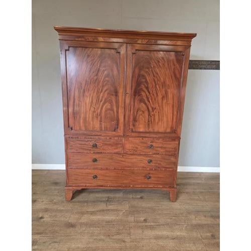 Antique George Mahogany Wardrobe, 1790s, in Very Good conditions.
