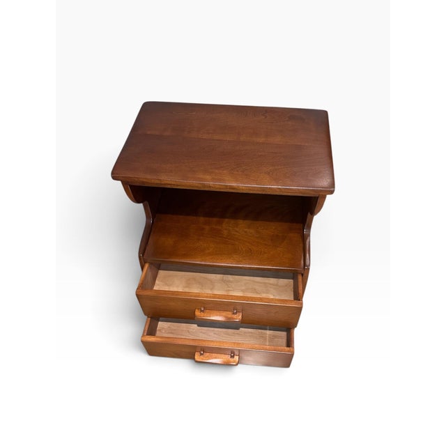 Refinished Cushman Colonial Creations Nightstand/Russet Maple Bedside Table | Vintage Open Shelf Farmhouse 2-Drawer End Table For Sale In Saint Louis - Image 6 of 11