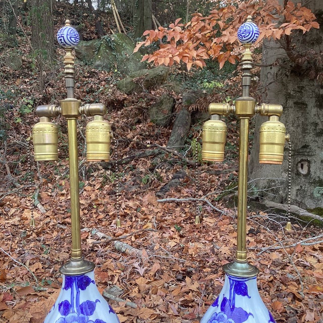 Chinese Vintage Pair of Blue and White Gourd Lamps With Dual Pull Chain Sockets For Sale - Image 3 of 5