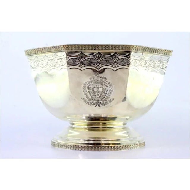 Metal Octagonal Silver Bonbonniere with Engraved Portuguese Coat of Arms and Friezes in Relief with Fleurs de Lys For Sale - Image 7 of 8
