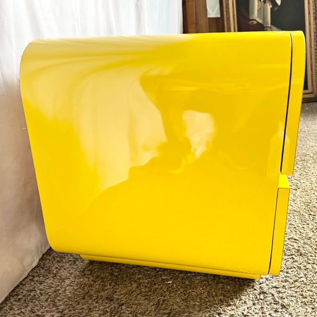 1980s Postmodern Yellow Lacquer Laminate Waterfall Dresser/Chest of Drawers For Sale In Miami - Image 6 of 7
