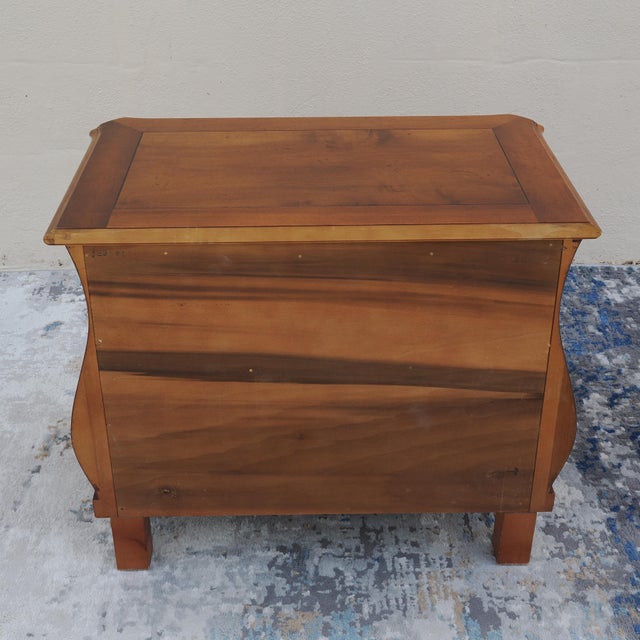 French Vintage Henredon French Louis XV Style Two Drawer Bombe Chest Nightstand or Side Table For Sale - Image 3 of 10
