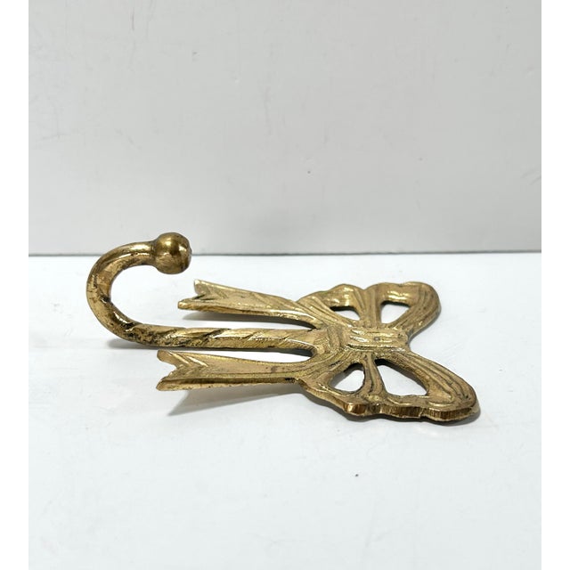 Late 20th Century Vintage Brass Bow Wall Hook – Decorative Ribbon Motif Wall Hook, Hollywood Regency Style Accent For Sale - Image 5 of 6