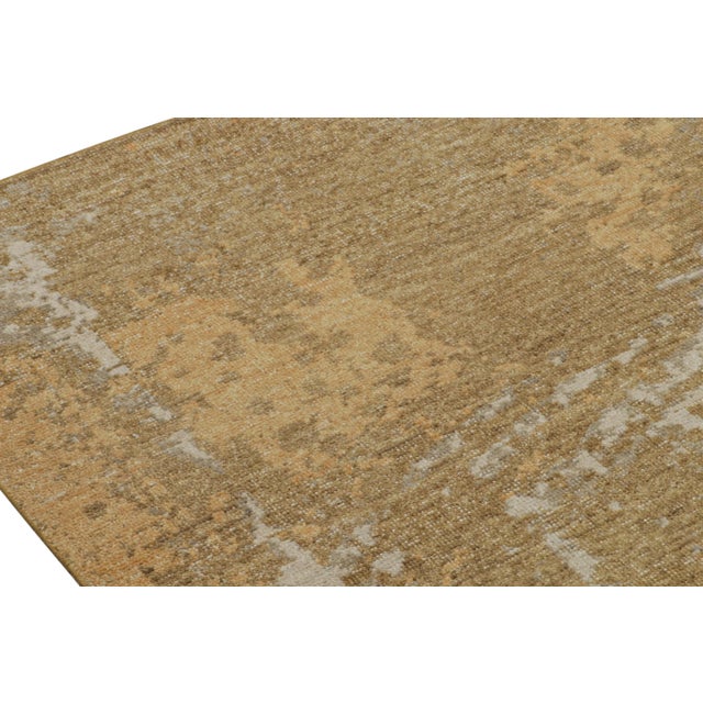Rug & Kilim’s Contemporary Distressed Abstract Rug in Gold For Sale In New York - Image 6 of 7