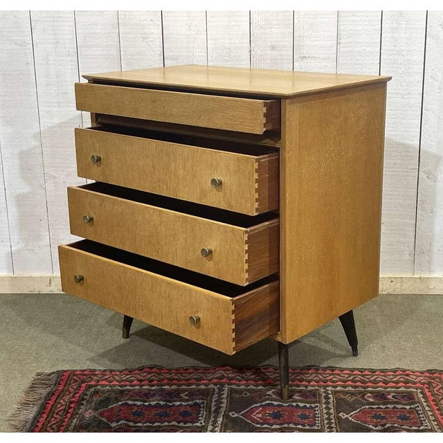English chest of drawers from the 70s in oak with compass feet - L=81.5cm H=87cm D=49cm.