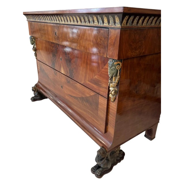 This 18th-century mahogany chest with sphinx feet and ram’s head embellishments suggest an influence from the Neoclassical...