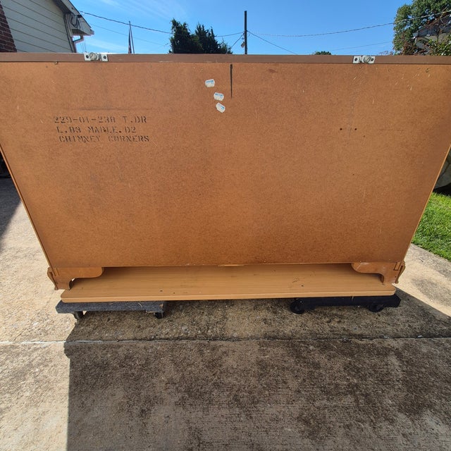 Wood 1960s Leo Jiranek for Bassett Chimney Corners Maple Colonial Early American 11-Drawer Dresser & Mirror For Sale - Image 7 of 12