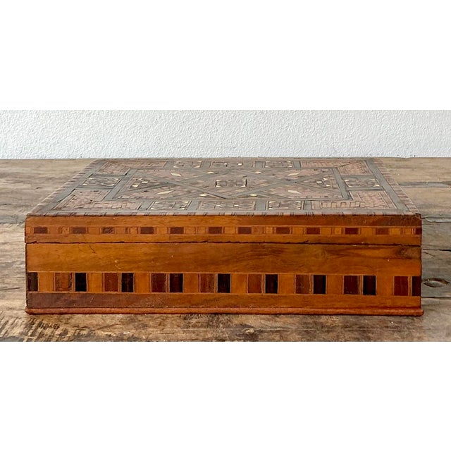 This stunning vintage box is a masterclass in the ancient art of Sadeli micro-inlay, reflecting the rich architectural and...