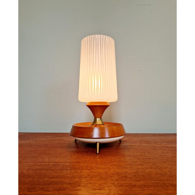 Scandinavian tripod lamp in teak and brass with a textured white/transparent globe, 1960s. Very good condition. Compatible...