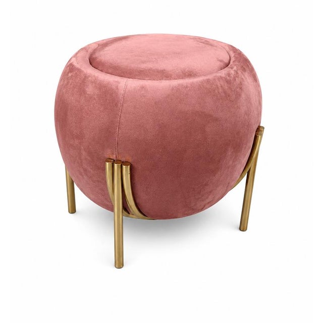 A pouf with a sculptural and contemporary design, characterized by soft, enveloping shapes. The pink velvet upholstery...