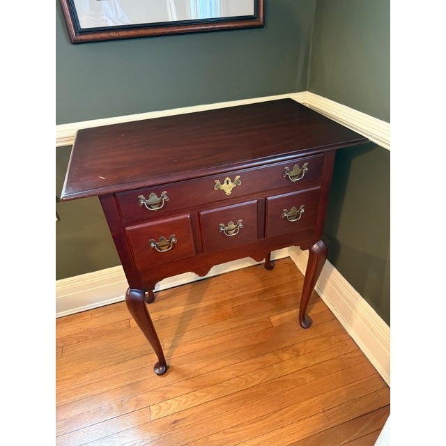 Queen Anne Vintage Hickory Chair Queen Anne Style Lowboy / Dressing Table For Sale - Image 3 of 13