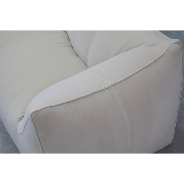 Mario Bellini Le Bambole 3-Seater Sofa in Ecru Velvet by Mario Bellini for B&b Italia, 1970s For Sale - Image 4 of 10