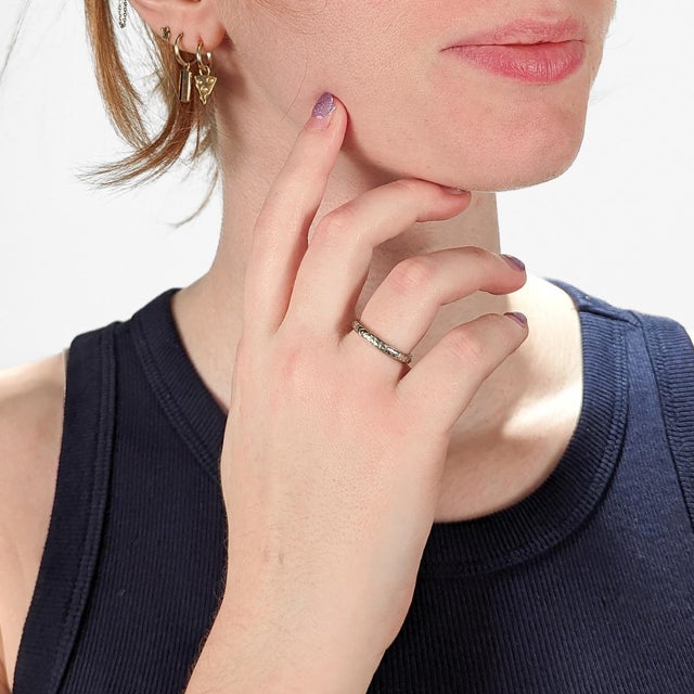 A fine Art Deco period band ring. In 18 karat white gold. With engraved orange blossom decoration around the band....