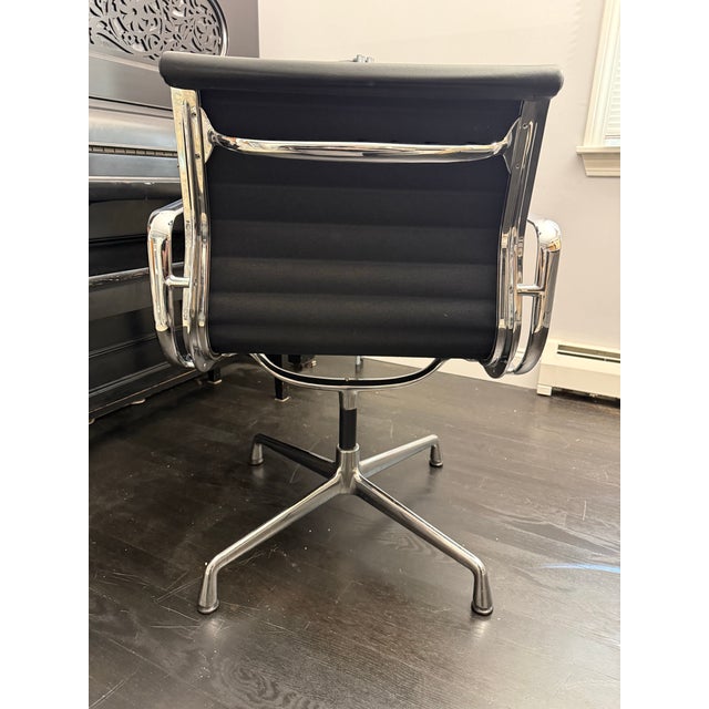Mid-Century Modern Eames Aluminum Group Management Chair For Sale - Image 3 of 6