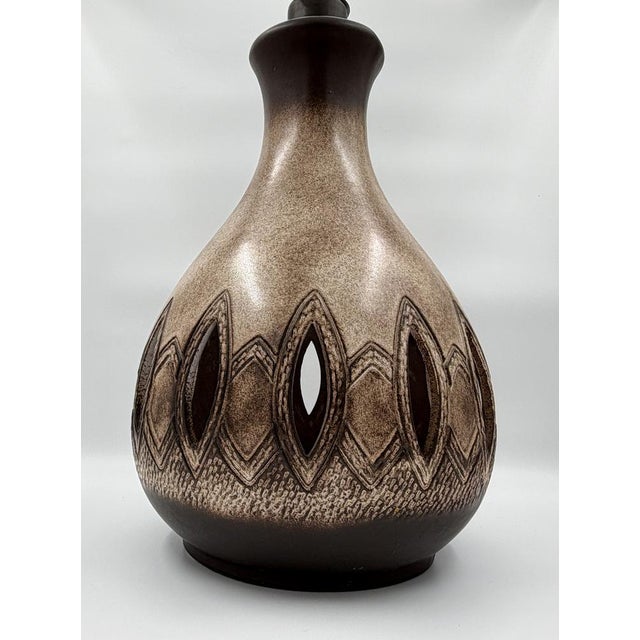 Elegant vintage ceramic table lamp produced by Hustadt Leuchten in West Germany during the 1960s. The lamp features a...