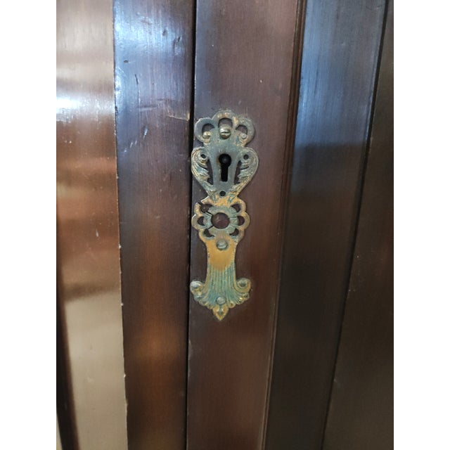 Brown Mid 20th Century Federal Style Mahogany Corner Cabinet With Swan-Neck Gallery Back For Sale - Image 8 of 8