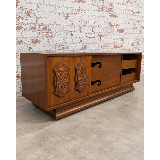Mid-Century Modern Young Manufacturing 1960's Vintage Mid Century Modern Brutalist Low Boy Dresser/Credenza, Attributed For Sale - Image 3 of 4