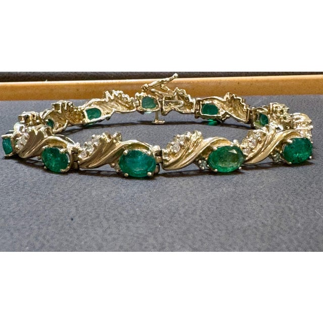Contemporary 10 Carat Emerald 1.3 Carat Diamond Affordable Tennis Bracelet 14 K Yellow Gold For Sale - Image 3 of 18