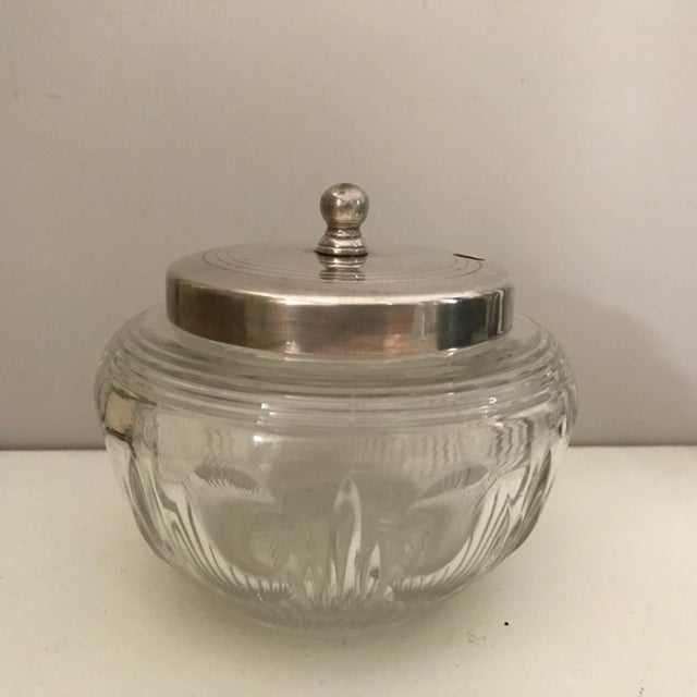 Cut crystal jam pot / preserves jar with a silver plated lid with lineair engravings and a spoon slot (no spoon included)....