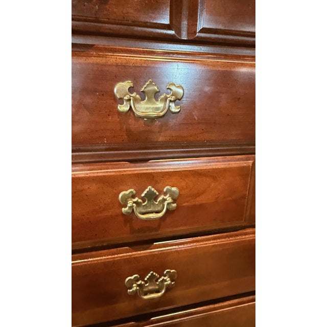 1990s American Drew Queen Anne Highboy – In Cherry Wood Bureau With Brass Accents For Sale - Image 11 of 12