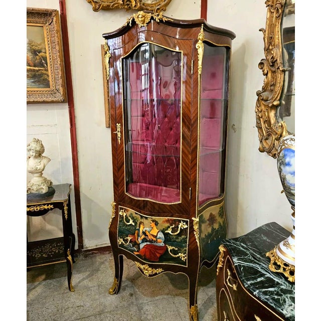 French Louis XV Style Curio Display Cabinet With Velvet Interior & Hand-Painted Drawer Panels For Sale - Image 3 of 3