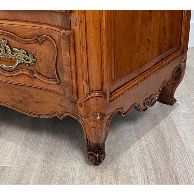French 1760s Louis XVI Commode For Sale - Image 3 of 13