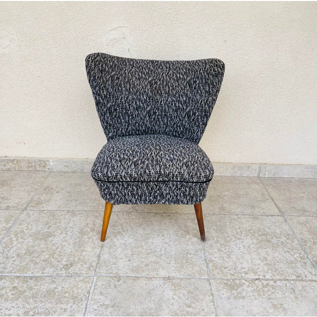 Vintage cocktail armchair dating from the sixties. gray fabric, comfortable seat. dimensions: h78 ha42 l67 p62