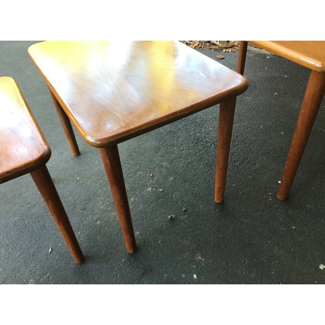 Wood 1960s Mid-Century Modern Teak Nesting Tables With Rounded Corners - Set of 3 For Sale - Image 7 of 13