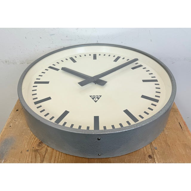 Large Industrial Grey Factory Wall Clock from Pragotron, 1960s For Sale - Image 9 of 18