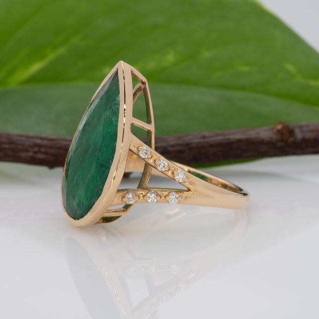 7.5Ct Zambian Emerald Ring With Earth-Mined Diamond Accents: 14k Gold, Size 6.75 For Sale In Columbus - Image 6 of 9